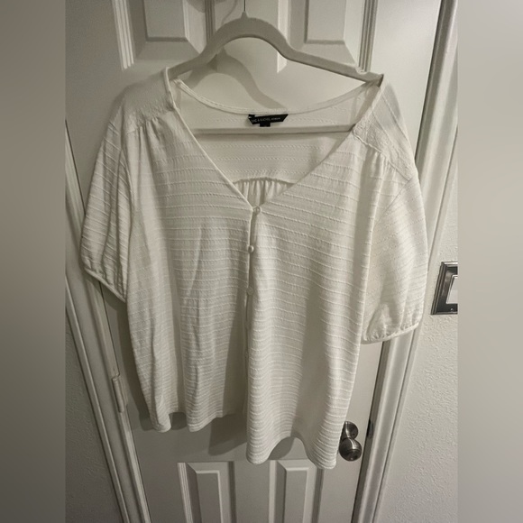 Zach & Rachel White V-Neck Button Down Blouse- New Without Tags - Picture 1 of 3